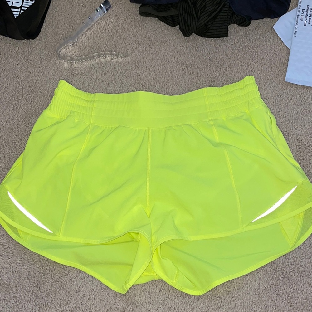 LULULEMON HOTTY HOT HR 2.5 HIGHLIGHT YELLOW NWOT SIZE 8